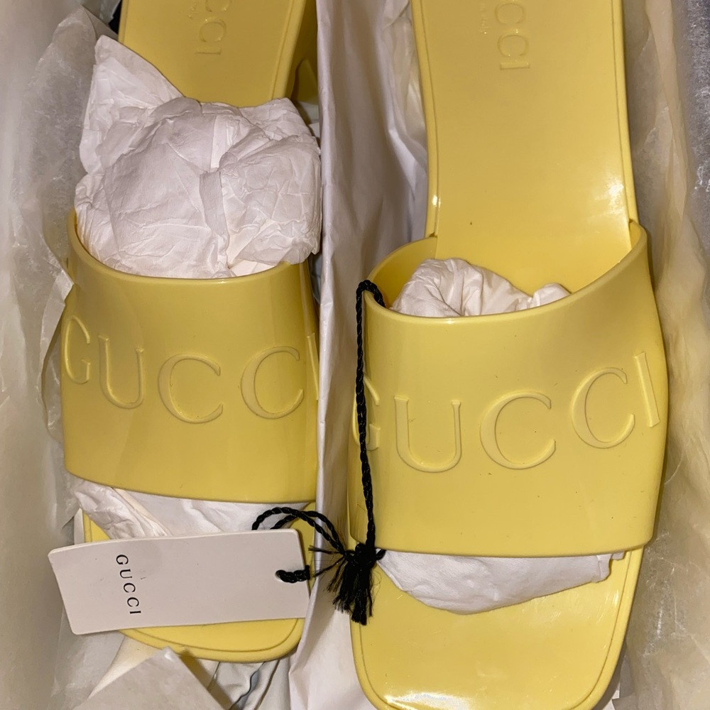 Women's slide sandal with Gucci logo
